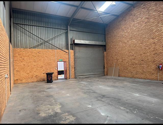 300M² WAREHOUSE TO LET IN CROWN